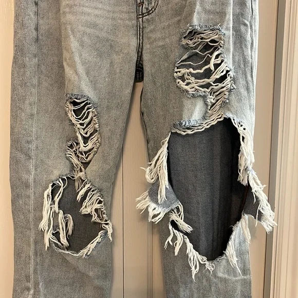 American Eagle Ripped Mom Jean - size 6 - Picture 3 of 8